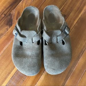 Birkenstock Boston Clogs in Taupe Suede